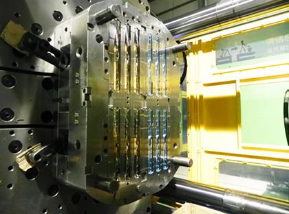 اثنان من طلقة حقن صب